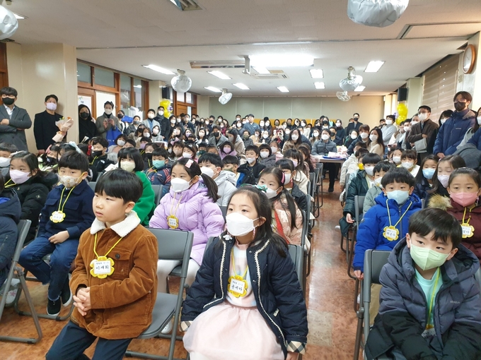 2일 오전 수원시 영일초등학교에서 진행된 신입생 입학식 모습. (사진=나규항 기자)