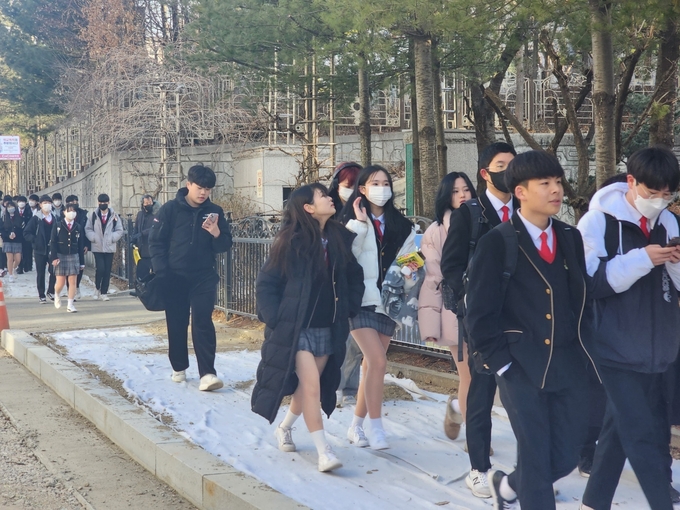 2일 오전 용인시 흥덕고 학생들이 등교를 하고 있다. (사진=박진석 기자)