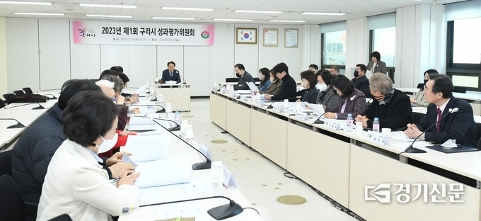 구리시는 전략적인 성과 관리를 시행해 시민이 공감하는 시정을 달성 위해 체계적인 관리를 강화한 시책을 추진하고 비전과 목표를 달성하기 위해 최근 올해 첫 성과평가위원회를 개최했다.(사진=구리시 제공)