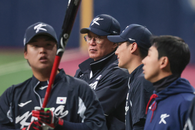 이강철 월드베이스볼클래식(WBC) 대표팀 감독이 2일 오후 서울 구로구 고척 스카이돔에서 열린 훈련을 지켜보고 있다. (사진=연합뉴스)