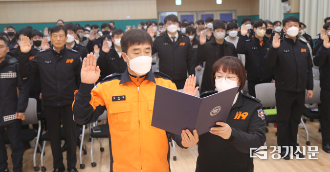 119구조대장 및 여성고충상담관이 대표로 갑질근절 선서문을 낭독하고 있다. (사진=성남소방서 제공)