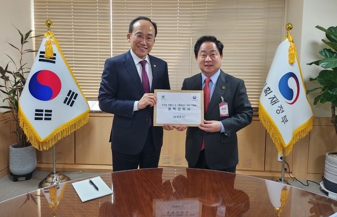주광덕 남양주시장이 추경호 경제부총리를 만나 3기 신도시 광역교통개선대책 실현을 위해 기획재정부의 적극적인 협력을 요청했다.(사진=남양주시 제공)