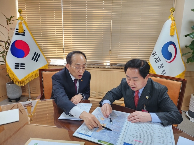 주광덕 시장이 추경호 부총리에게 3기 신도시 광역교통개선대책과 관련해 노선과 사업효과,필요성 등에 대해 설명하고 있다.(사진=남양주시 제공)