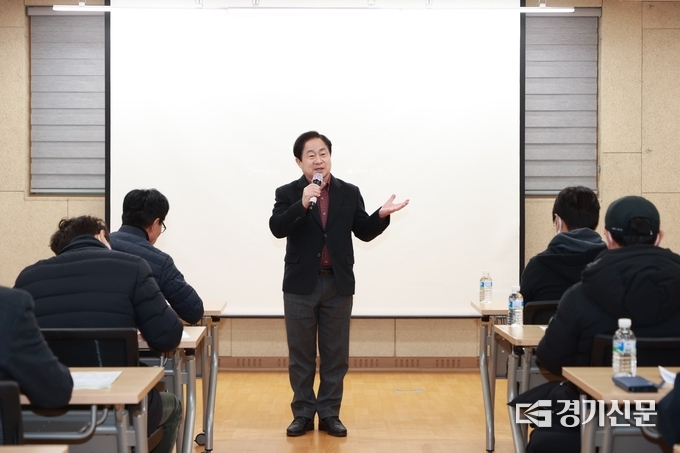 남양주시가 '1인1체육 프로그램' 확대 정책의 일환으로 열린 테니스 아케데미 강사 워크숍에서 주광덕 남양주시장이 인사를 하고 있다.(사진=남양주시 제공)