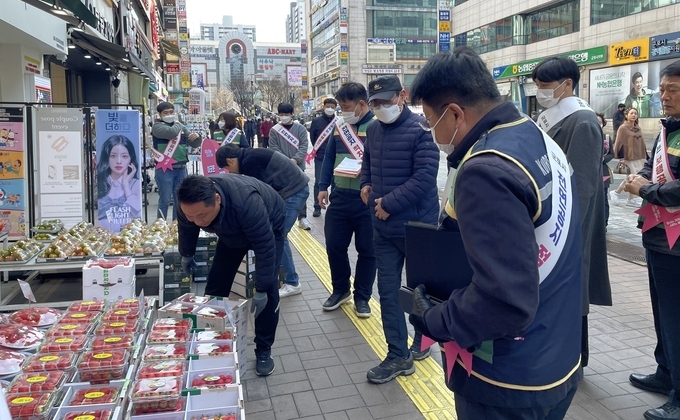 군포시 산본로데오거리에서 건축물 전면공지 위반업소 합동점검을 실시하고 있다.(사진=군포시 제공)