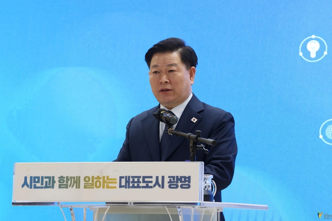 박승원 광명시장은 지난 3일 시청 대회의실에서 열린 직원 월례회의에서 구로차량기지 이전 중단을 위해 1500여 시 공직자들과 함께 똘똘 뭉쳐서 헤쳐나갈 것이라고 밝혔다.(사진=광명시 제공).