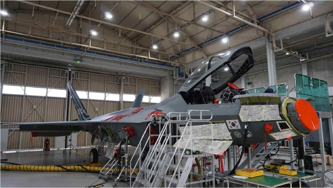 AESA레이다를 장착해 점검중인 KF-21 시제기