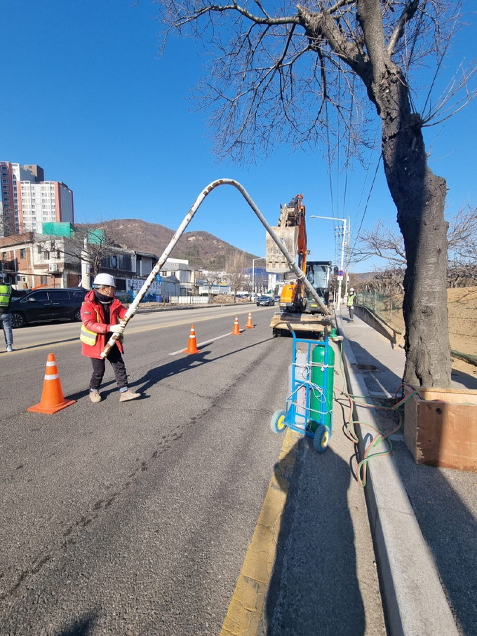 시흥시 대야·신천행정복지센터는 새 학기를 맞아 학생들의 안전한 통학환경을 확보하고자 ‘도로변 다이어트 정비 사업’을 실시했다.(사진=시흥시 제공).