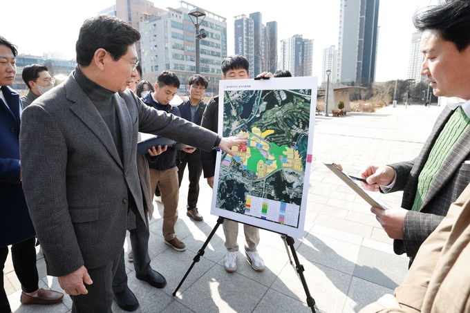 이상일 용인특례시장이 지난 3일 '찾아가는 행복 소통 시장실' 첫 대상지로 기흥구 영덕 1동 흥덕지구를 방문해 주민들과 함께 민원 현장을 살펴보고 있다.(사진=용인시 제공)