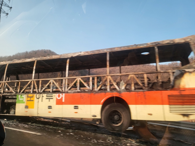  시흥시 조남동 제1순환고속도로를 달리던 버스에서 화재가 발생했다. (사진=독자 제공)