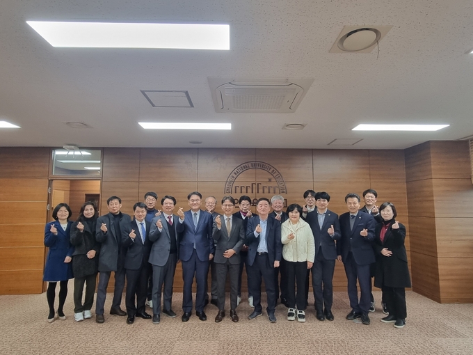 지난 3일 경인교육대학교 경기캠퍼스에서 열린 ‘경기도교육청-경인교대 협력 강화를 위한 정책 간담회’ 참석자들이 기념사진을 찍고 있다. (사진=강득구 의원실 제공)
