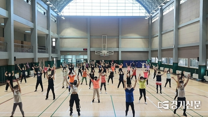 구리시체육회가 운영하는 아침셍활체육교실에서 에어로빅 운동을 하고 있다.. (사진=구리시체육회 제공)