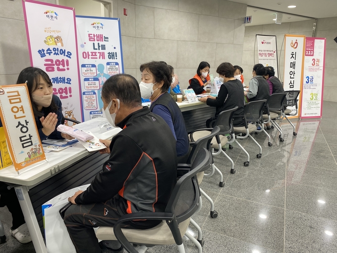 이천시보건소는 경기도의료원 이천병원과 함께 건강상담 및 캠페인을 추진했다. (사진=이천시 제공)