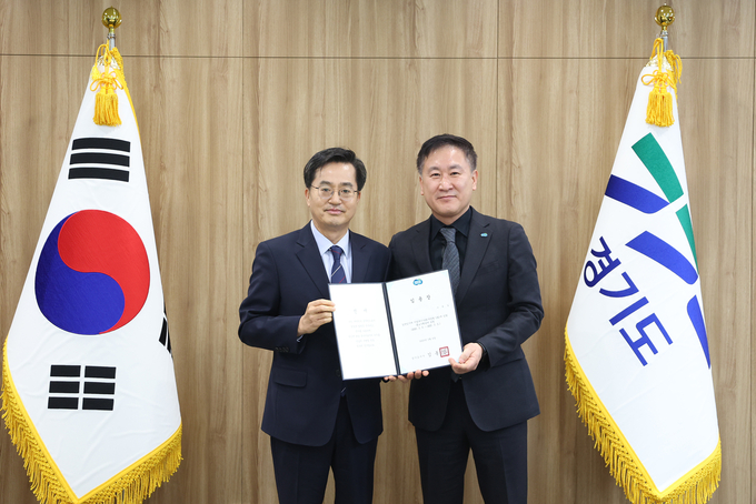 김동연 경기도지사는 6일 이원일 신임 홍보기획관에 임용장을 수여했다. (사진=경기도 제공)