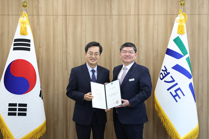 김동연 경기도지사는 6일 차성수 신임 기후환경에너지국장에 임용장을 수여했다. (사진=경기도 제공)
