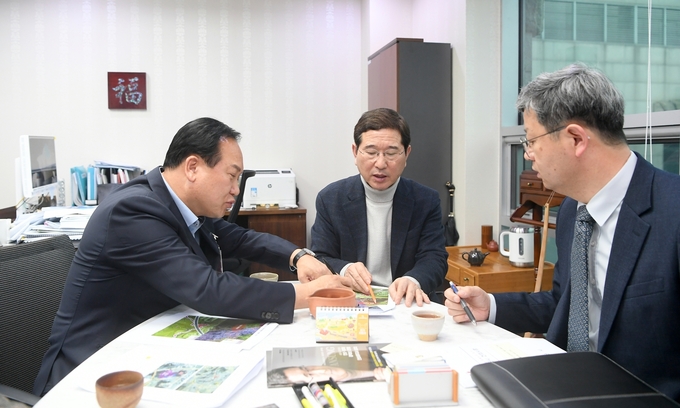 이권재 시장이 김학용 국회의원(안성),국방부 관계자와 국회의사당 의원회관을 방문해 예비군 이전 부지 활용 및 양산동 군 소음피해 보상 등 간담회를 가지고있다.(사진=오산시 제공)