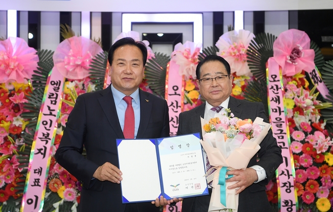 이권재 오산시장이 오산시자원봉사센터 제8대 이경용 이사장에게 임명장을 전달하고 있다.(사진=오산시 제공)