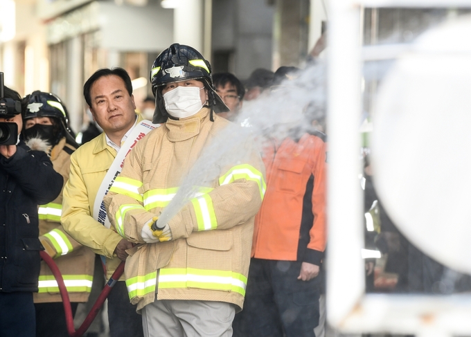 아권재 오산시장이 오색시장 화재 사고 대응 훈련 을 실시하고 있다.(사진=오산시 제공)