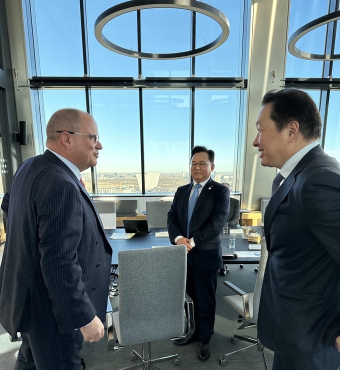 최태원 SK그룹 회장(오른쪽)이 덴마크 베스타스(Vestas)의 헨릭 앤더슨(Henrik Andersen) CEO(왼쪽)를 만나 이야기를 나누고 있다. (사진=SK그룹).