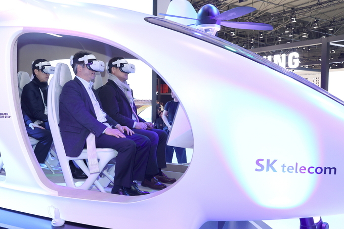 이동환 고양시장 (오른쪽) MWC2023 SKT 전시관 UAM 체험(사진=고양시 제공)