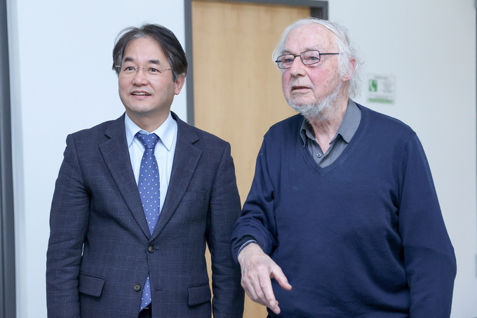  이동환 고양특례시장(좌), 노벨화학상 수상자 로베르트 후버 박사(우)(사진=고양시 제공)
