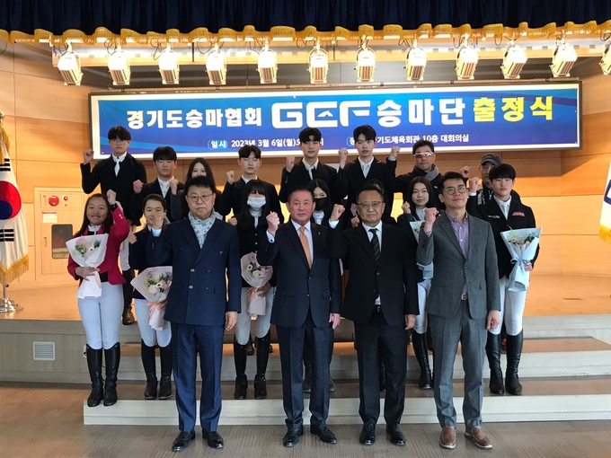6일 경기도체육회관 10층 대회의실에서 진행된 경기도승마협회 GEF 승마단 출정식에 참여한 김의종 총감독(경기도승마협회장·앞줄 가운데 왼쪽)과 GEF 승마단 선수들이 기념사진을 찍고 있다. (사진=유창현 기자)