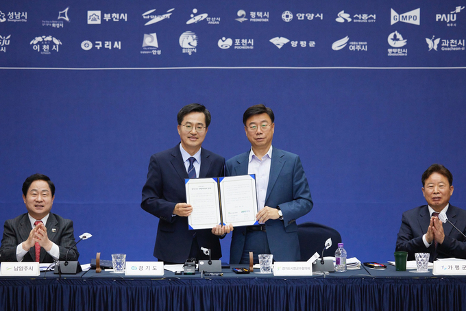 6일 오전 남양주 경기시청미디어센터 2층에서 열린 2023년 상반기 시장·군수 정책협력위원회에서 김동연 경기도지사와 신상진 경기도시장군수협의회장이 도-시군 합의문에 서명 및 기념촬영을 하고 있다. (사진=경기도 제공)