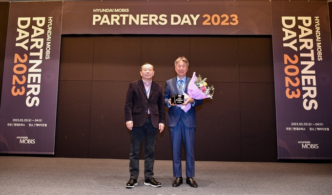 박효상 KBI그룹 회장(오른쪽)과 조성환 현대모비스 사장이 '2023년 현대모비스 파트너스 데이’에서 최우수 협력사 선정 기념촬영을 하고 있다. (사진=KBI그룹)