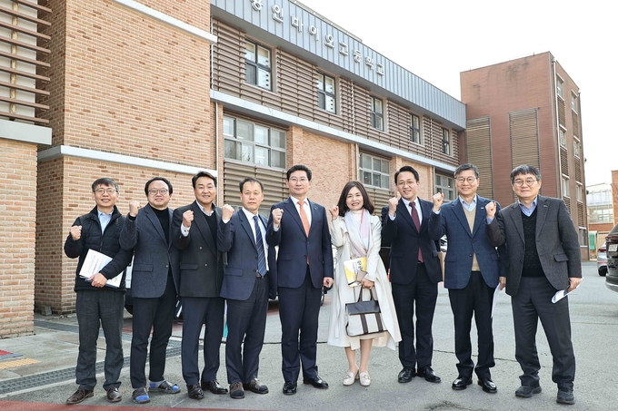 이상일 용인시장(왼쪽 다섯번째)이 지난 6일 용인바이오고등학교를 찾아 경기도교육청 관계자들과 지역 인재 양성 방안을 논의한 후 기념촬영을 하고 있다.(사진=용인시 제공)