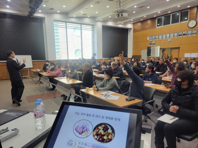 김포 농업기술센터에서 개최한 ‘마늘, 양파 국내육성품종 재배 기술교육’에 참가한 농업인들이 강사의 설명에 손을 들고 있다.(사진=농업기술센터 제공)