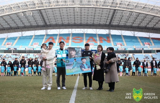 지난 4일 안산 와~스타디움에서 열린 하나원큐 K리그2 2라운드 충남 아산FC와 안산 그리너스FC의 홈 개막전에서 은퇴식을 갖고 그라운드를 떠난 김대열(오른쪽 세번째)이 구단주인 이민근 안산시장(왼쪽 두번째), 가족들과 기념사진을 찍고 있다. (사진=안산 그리너스FC 제공)