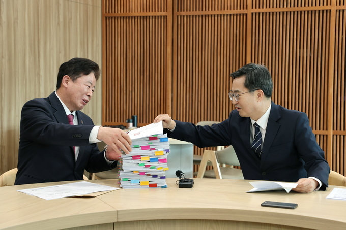지난 1월 가평지역 현안을 논의 중인 서태원 가평군수(사진 좌측)와 김동연 경기지사. (사진=가평군 제공) 