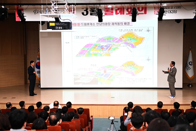 이현재시장이 1천400여명의 공직들이 참석한 가운데 3월 월례회의를 토크쇼형태로 개최해 시정현안을 공유하고 있다 하남시제공