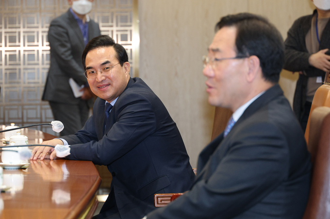 주호영 국민의힘 원내대표(오른쪽)와 박홍근 더불어민주당 원내대표가 7일 국회에서 열린 튀르키예·시리아 지진피해 의연금 전달식에서 참석자들과 대화하고 있다. (사진=연합뉴스)