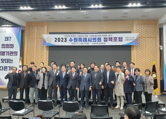 7일 수원시청 별관 중회의실에서 이재준 수원시장, 김기정 수원시의회 의장 등 관계자들이 기념 촬영을 하고 있다. (사진=나규항 기자)