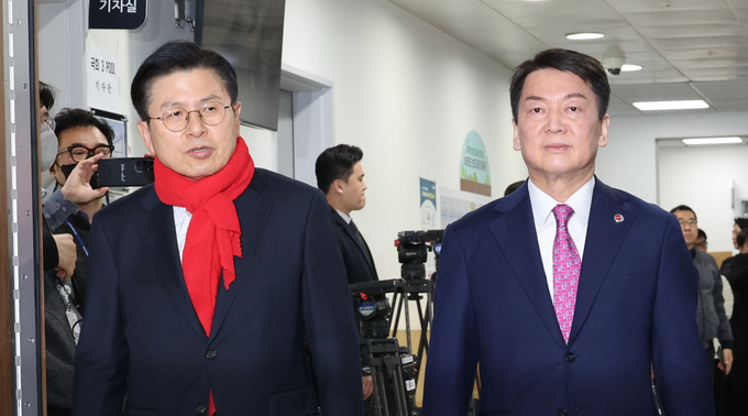  국민의힘 안철수 당대표 후보(오른쪽)와 황교안 당대표 후보가 7일 국회 소통관에서 '대통령실 행정관 단톡방 김기현 지지' 논란 관련 공동회견을 하기 위해 기자회견장에 들어서고 있다. (사진=연합뉴스)