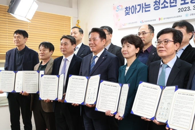 최대호 이사장(앞줄 오른쪽 세번째)과 고아영 안양과천교육장(두번째)이 협약을 마친뒤 직업계고 교장들과 기념사진을 찍고 있다.(사진=안양시 제공)