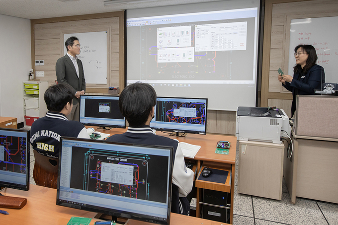 이재용 삼성전자 회장이 구미전자공업고등학교를 방문해 수업을 참관하고 있다. (사진=삼성전자)