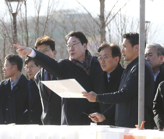  정명근 화성시장과 권칠승 위원장을 비롯해 도의원, 시의원, 관련 실국소장 등이 참석한 가운데 태안3지구 역사공원 활성화 방안에 대해 논의했다.(사진=화성시 제공)