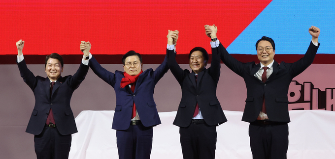 국민의힘 안철수(왼쪽부터), 황교안, 김기현, 천하람 당 대표 후보가 지난 2일 경기도 고양시 고양체육관에서 열린 제3차 전당대회 서울·인천·경기 합동연설회에서 손을 맞잡아 들고 인사하고 있다. (사진=연합뉴스)