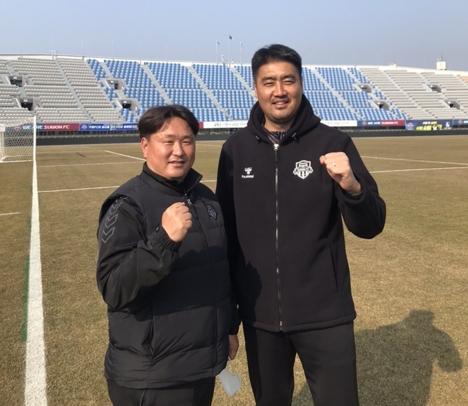 7일 수원 종합운동장에서 만난 수원FC U-18 이석 감독(오른쪽)과 정정용 코치. (사진=유창현 기자)