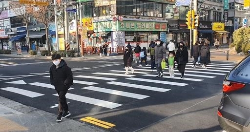 지난 6일 시민들이 마장초등학교 정문 앞 횡단보도를 건너고 있다. ( 사진 = 부평경찰서 제공 )