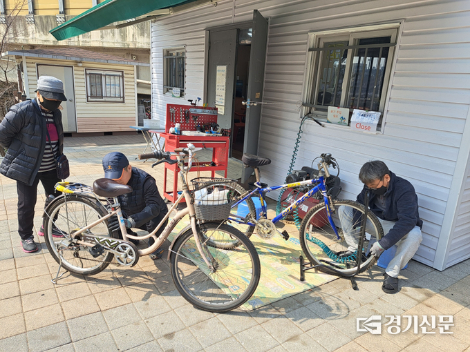 야탑동 만나교회 뒤 탄천 공터에 마련된 고정식 자전거 정비소 모습. (사진=성남시 제공)