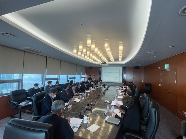 지난 2월 인천경제자유구역청에서 열린 K-콘텐츠산업 육성 연구 착수 보고회에서 참석자들이 회의하고 있다. ( 사진 = 인천경제청 제공 )