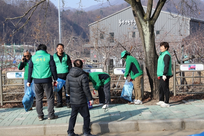 지난 6일 가평군 북면 새마을지도자와 부녀회가 새봄을 맞아 북면 행정복지센터 직원들과 함께 북면 내 지역 곳곳에서 봄맞이 환경정화 운동을 진행했다.(사진=북면 행정복지센터 제공)
