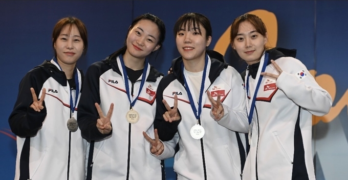 ‘2023 국제펜싱연맹 월드컵 단체전(사브르)’에서 은메달을 차지한 인천 중구청 소속 전은혜 선수(왼쪽 첫번째)가 팀원들과 사진촬영을 하고 있다. ( 사진 = 중구 제공 )