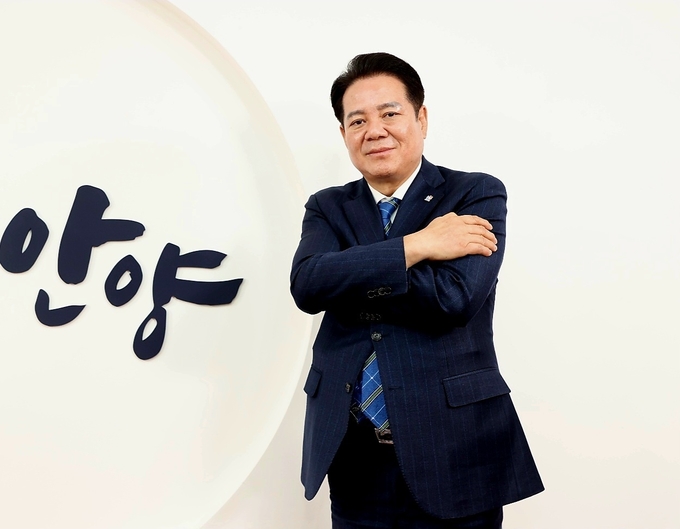 최대호 안양시장이 8일 세계 여성의 날을 맞아 '공정을 포용하라' 캠페인에 참여했다.(사진=안양시 제공)