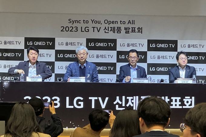 LG전자 2023년 OLED TV 신제품 발표회에서 (왼쪽부터)백선필 HE상품기획담당 상무와 정재철 HE 연구소장 전무, 조병하 HE플랫폼사업담당 전무, 김선형 한국HE마케팅담당 상무 등 경영진이 질문에 답하고 있다. (사진=박시형 기자)