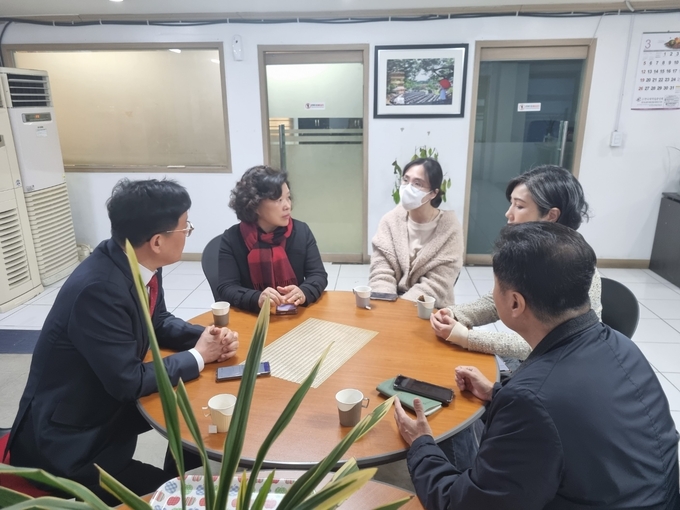 최돈익 국민의힘 안양만안당협위원장(왼쪽 첫번째)이 특고압선반대시민모임 임원들과 간담회를 갖고 있다.(사진=국민의힘 만안당협 제공)