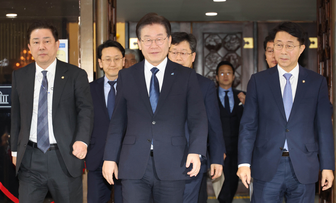 이재명 더불어민주당 대표가 지난달 27일 국회에서 열린 본회의에서 본인의 체포동의안이 부결된 뒤 모든 법률안을 표결한 뒤 본회의장을 나서고 있다. (사진=연합뉴스)